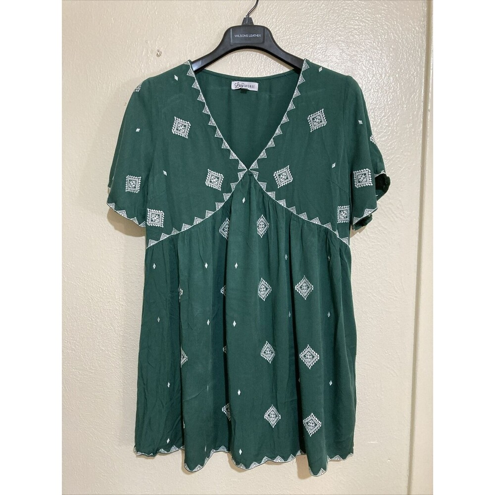 Lucy Avenue Blouse Medium Green White Embroidered Short Sleeve Vneck 003
